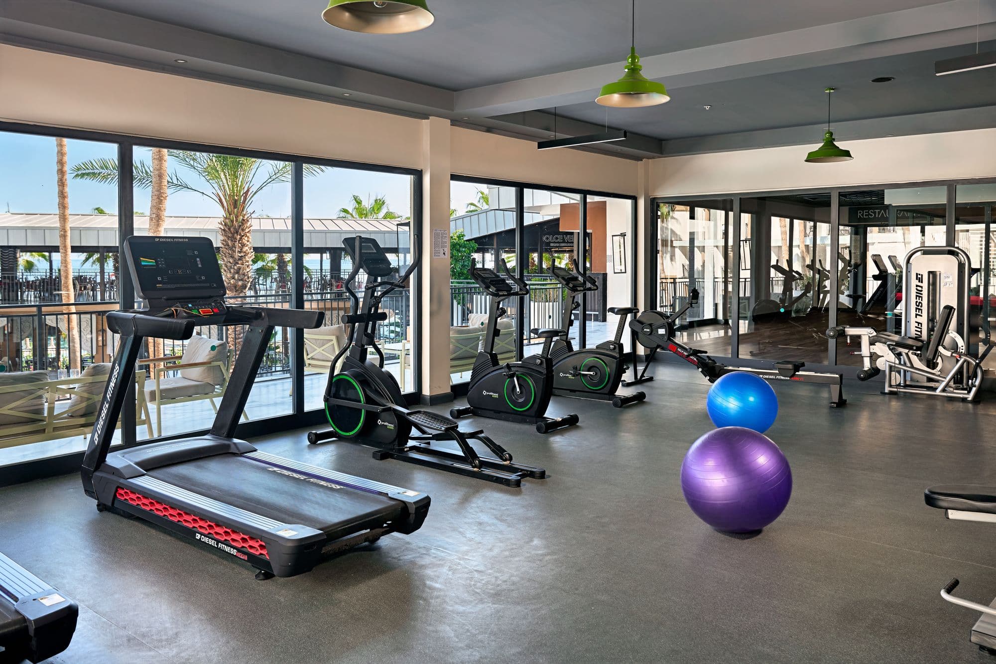 Kardiyo ve ağırlık ekipmanlı fitness salonu