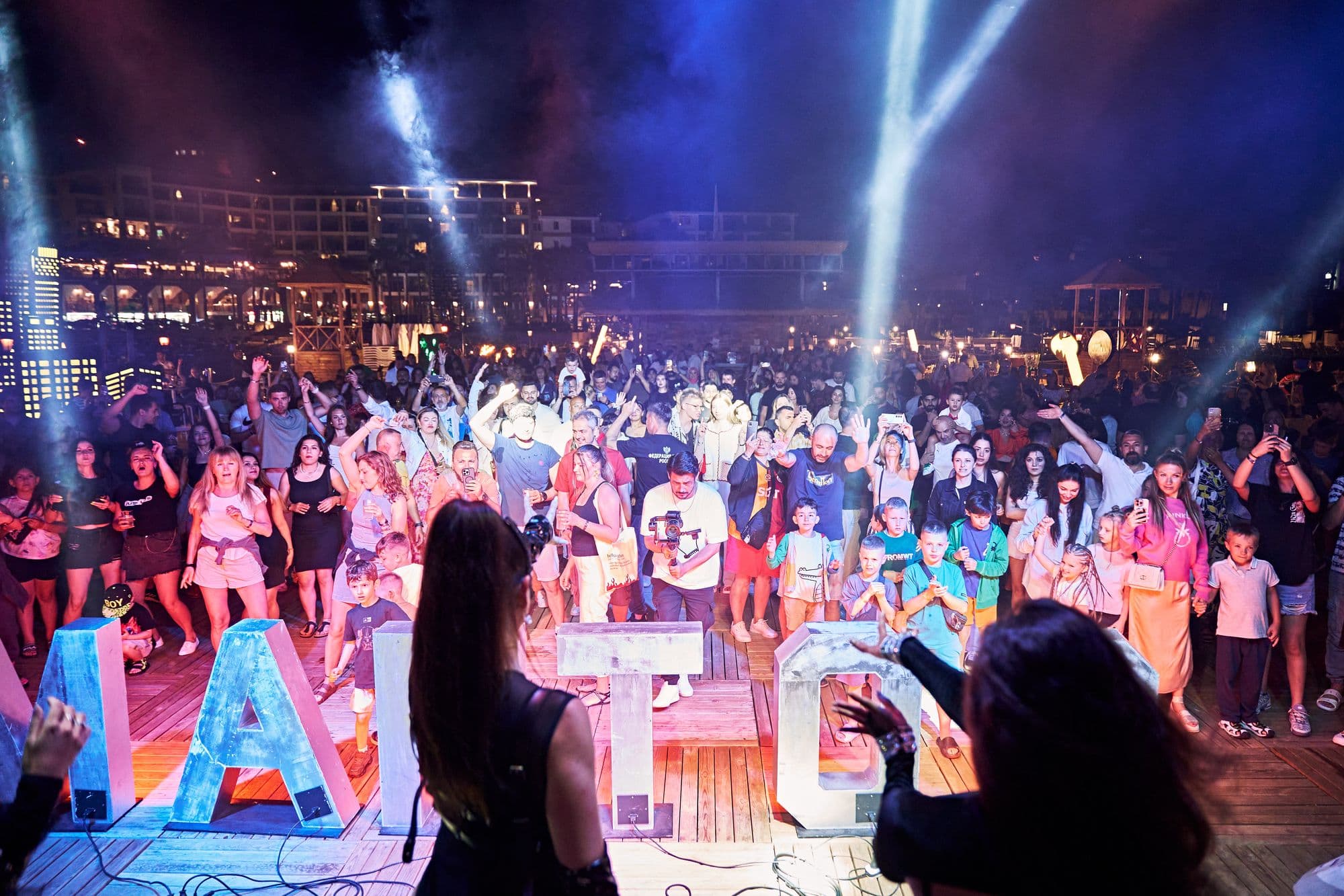 Işık gösterili gece partisi ve sahne