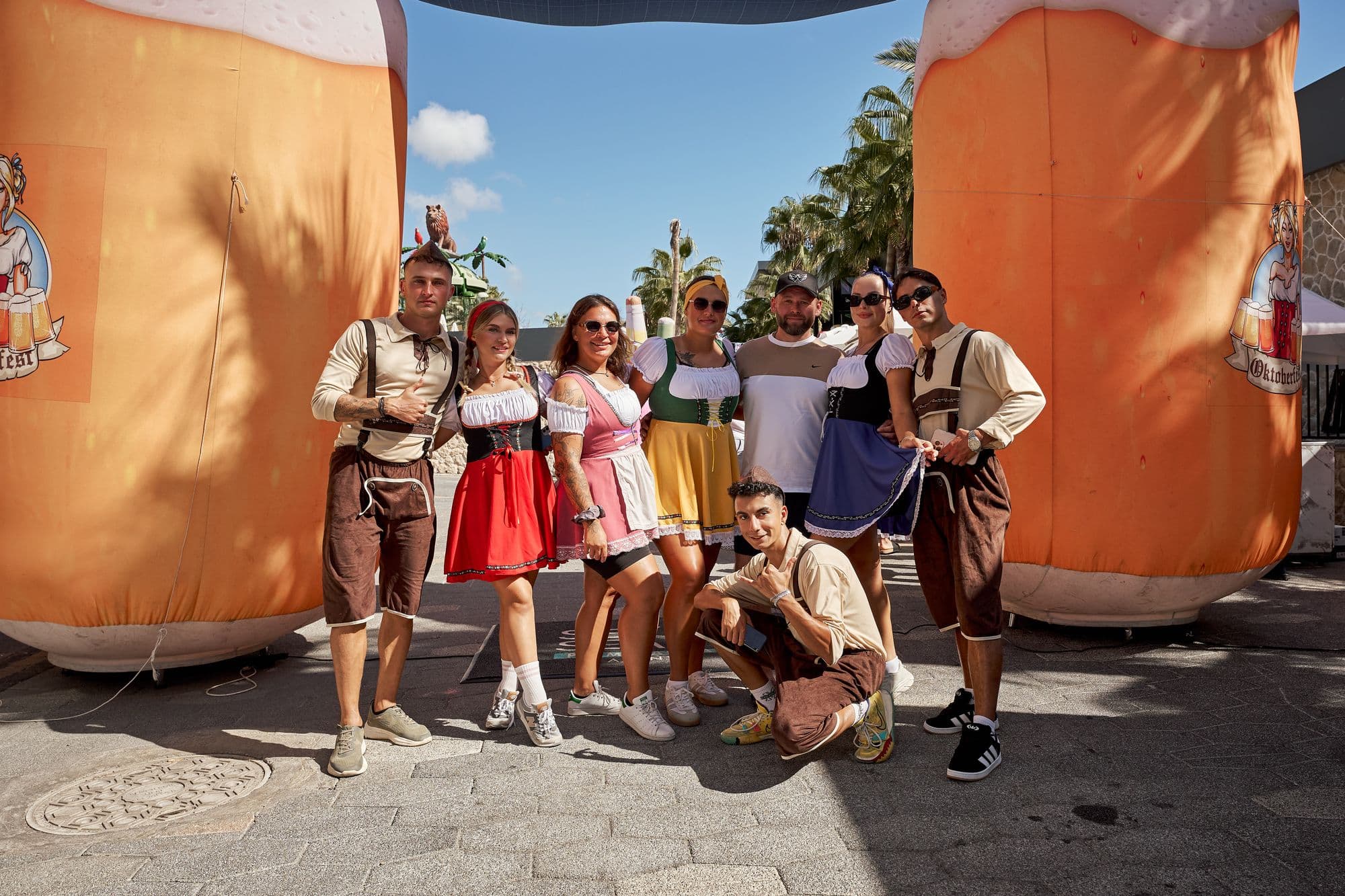 Oktoberfest temalı etkinlikte kostümlü misafirler